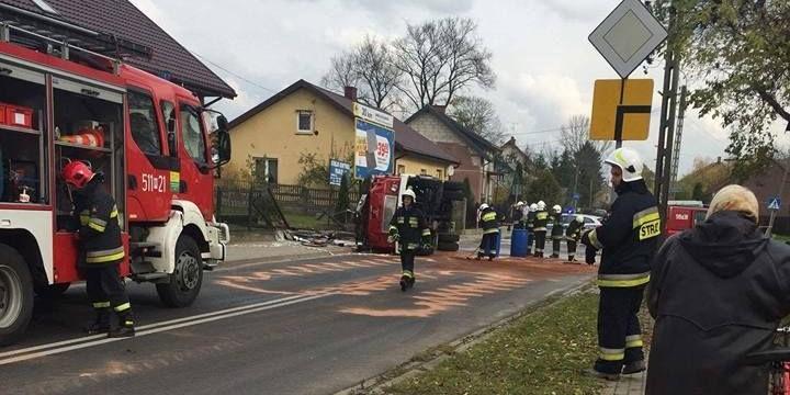 Wóz strażacki przewrócił się w Latowiczu