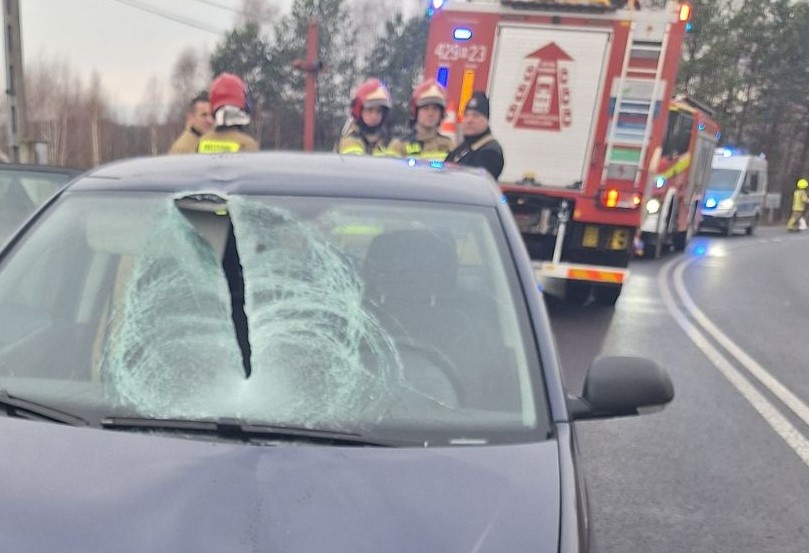 Spadająca bryła lodu przebiła szybę samochodu i zraniła pasażerkę w głowę