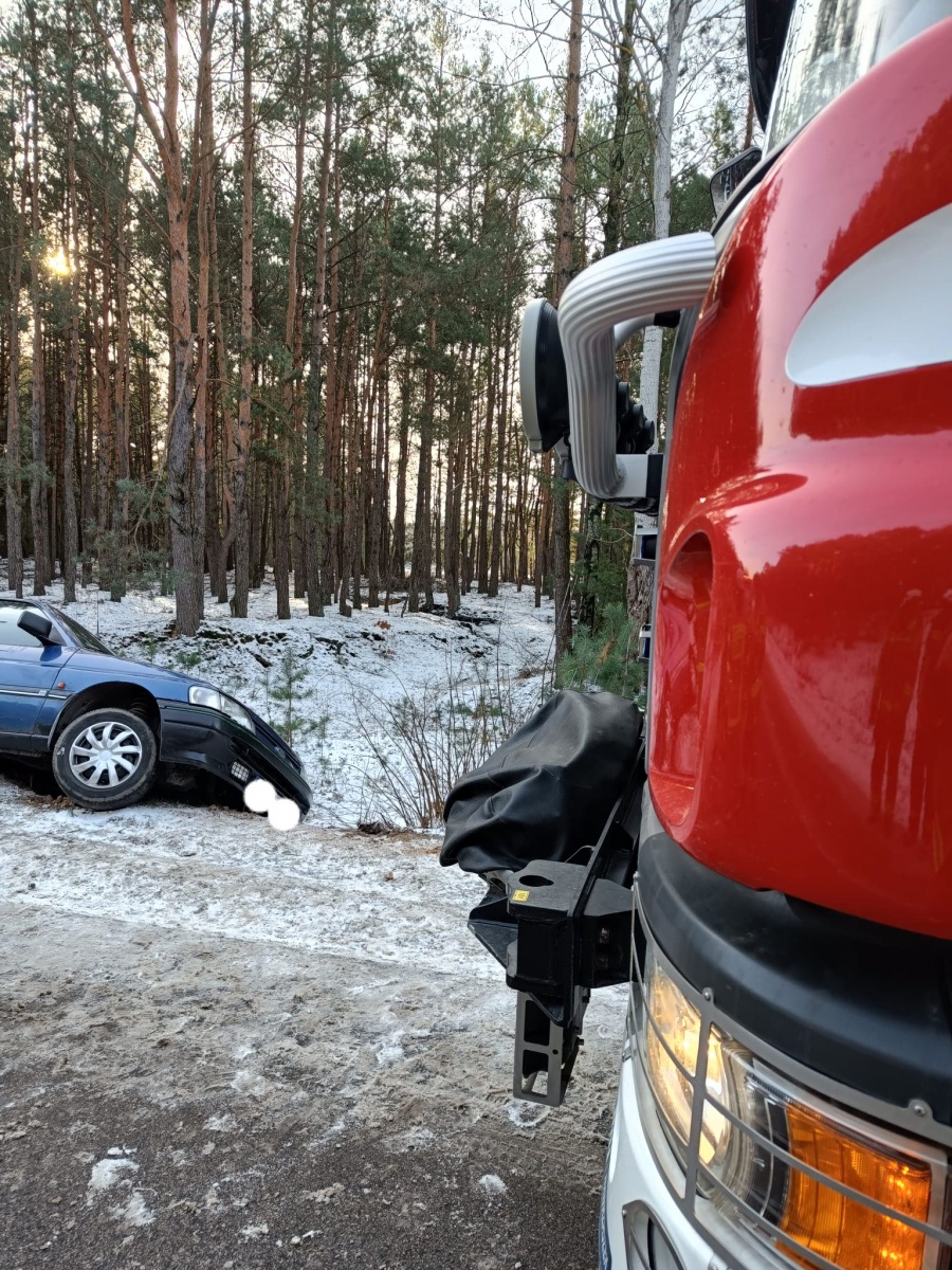 W Dąbrówce Ług samochód wpadł do rowu