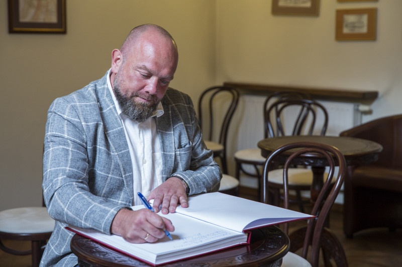 – Umieszczam bohaterów tam, gdzie jest im jest dobrze – wyznaje Artur Ziontek, pisarz i regionalista