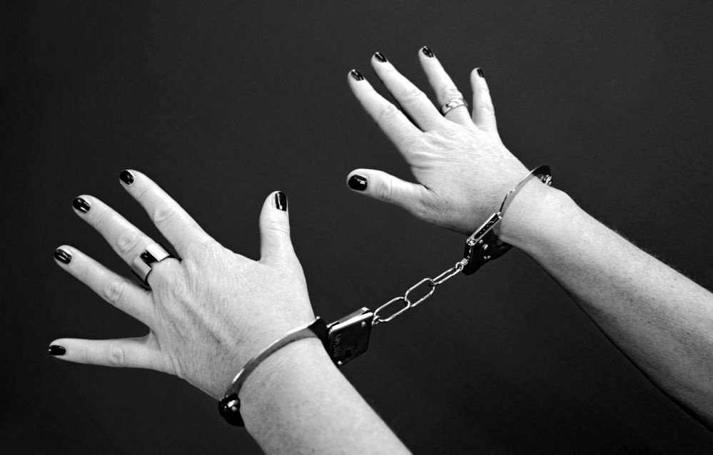 Policja zatrzymała skazaną za oszustwo 20-latkę