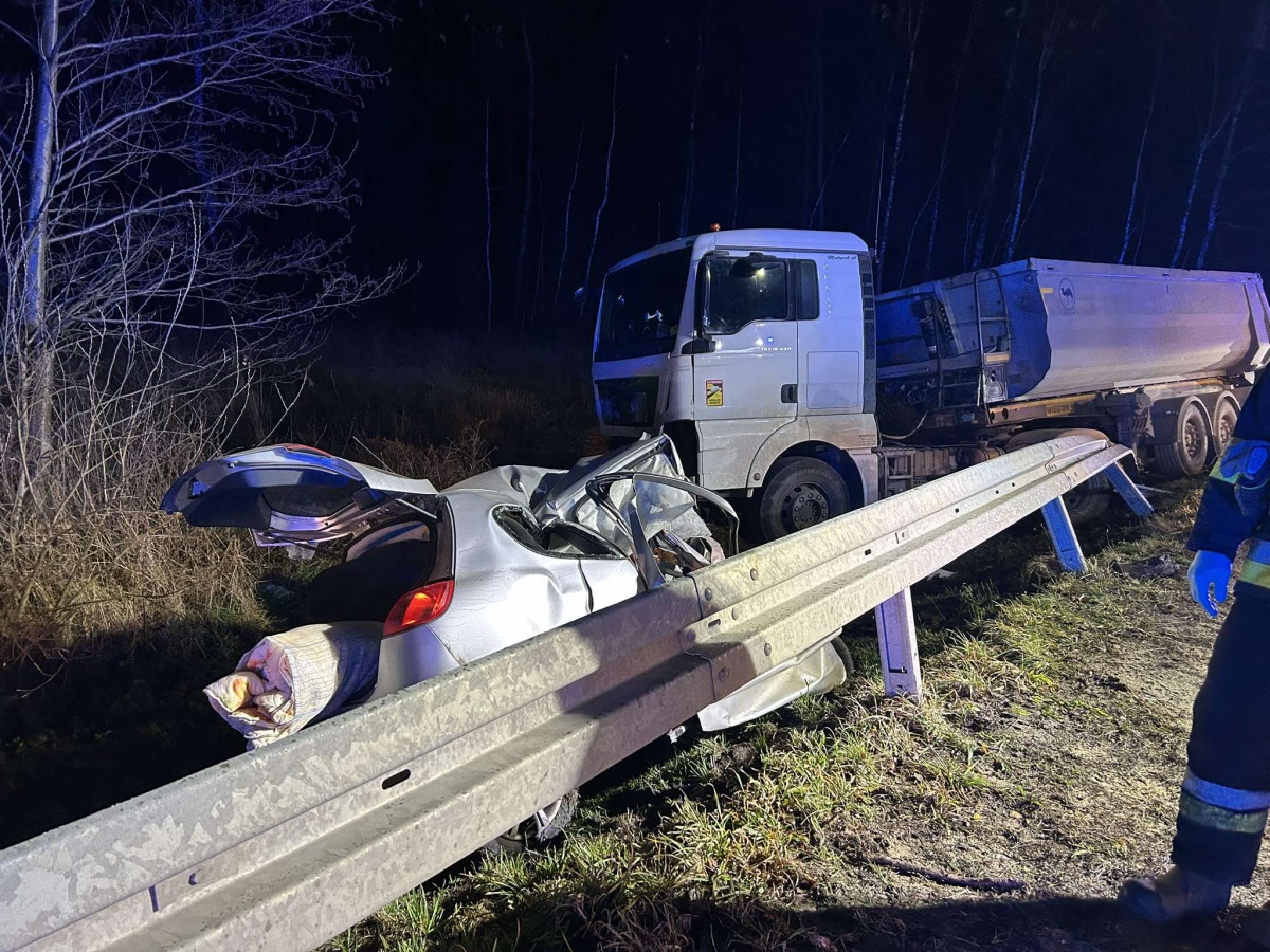 Potrącił dzika i doprowadził do zderzenia z manem