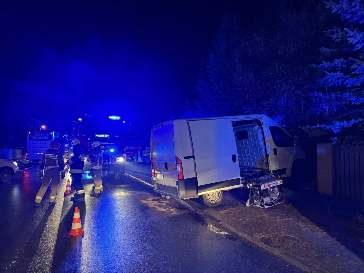 Pijany policjant spowodował kolizję i uciekł. Tropiono go z psem po polach. Będzie wydalony ze służby.