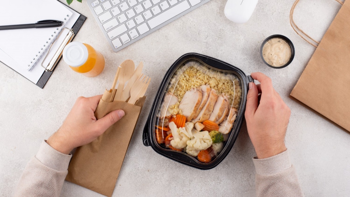 Catering czy gotowe dania ze sklepów – co warto wybrać?