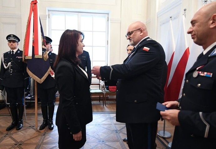 Janina Ewa Orzełowska ze srebrnym medalem „Za zasługi dla Policji”