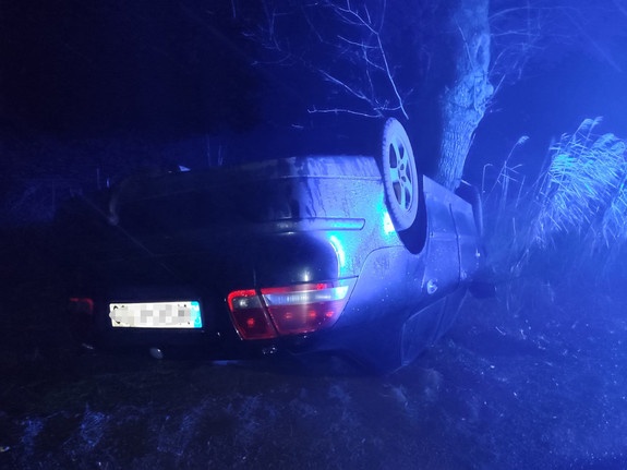 Chciał uciec przed policją, wpadł w poślizg i dachował