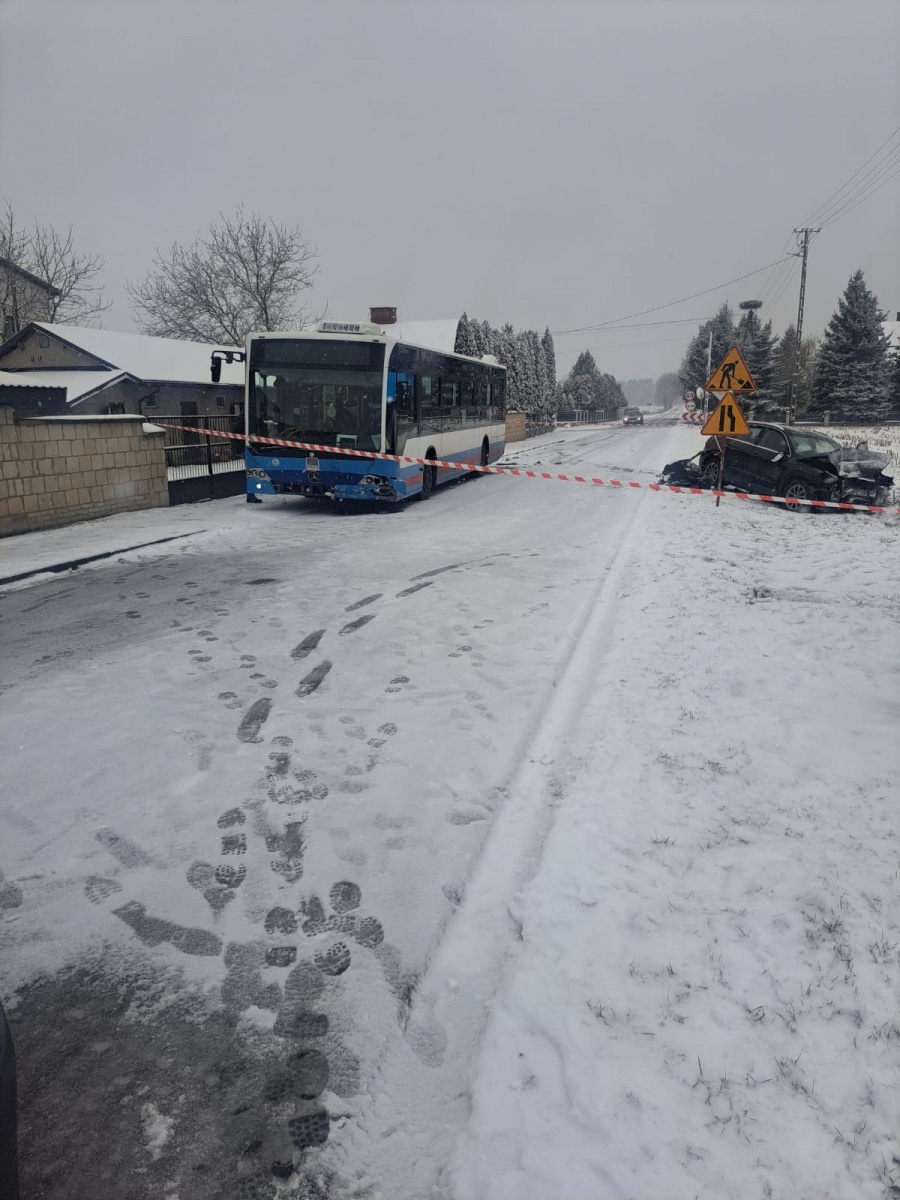 Zderzenie autobusu z samochodem osobowym w Strzale