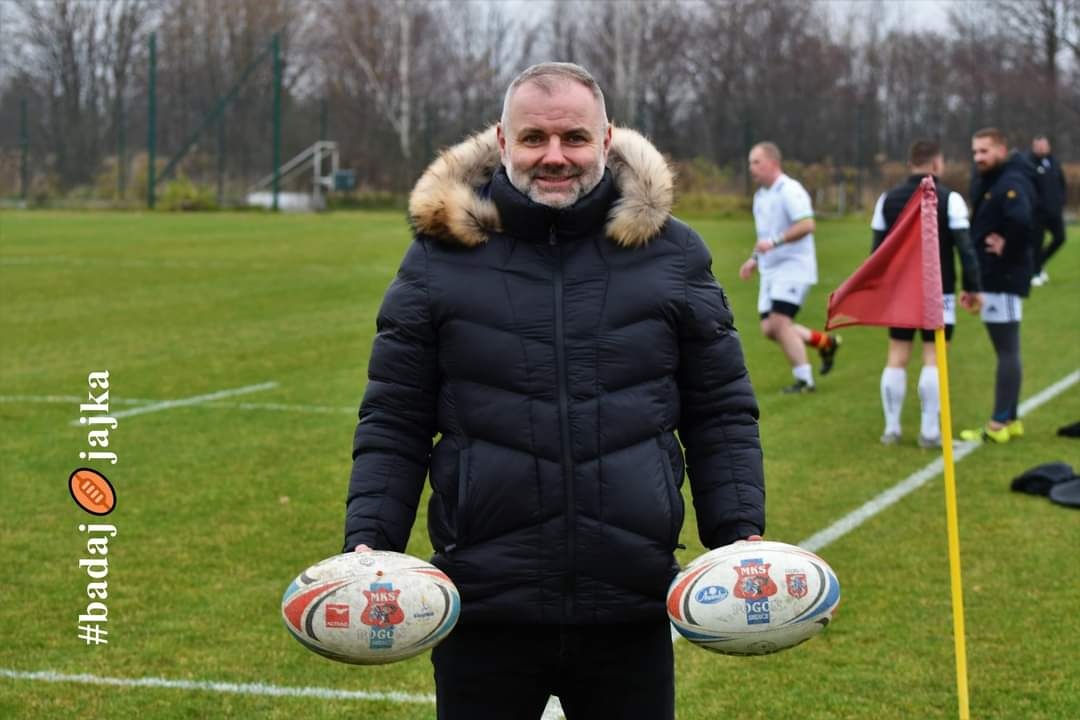 Robert Chojecki pozuje z piłkami do rugby i zachęca #BadajJajka
