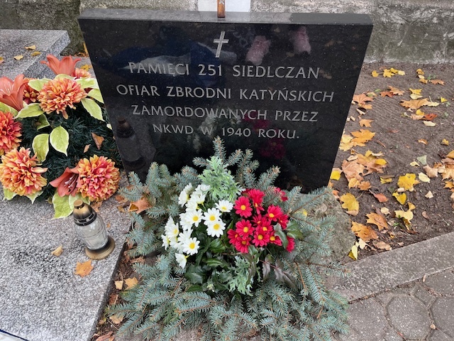 Hieny cmentarne ruszyły na łowy... Złodzieje ukradli wiązankę spod Krzyża Katyńskiego