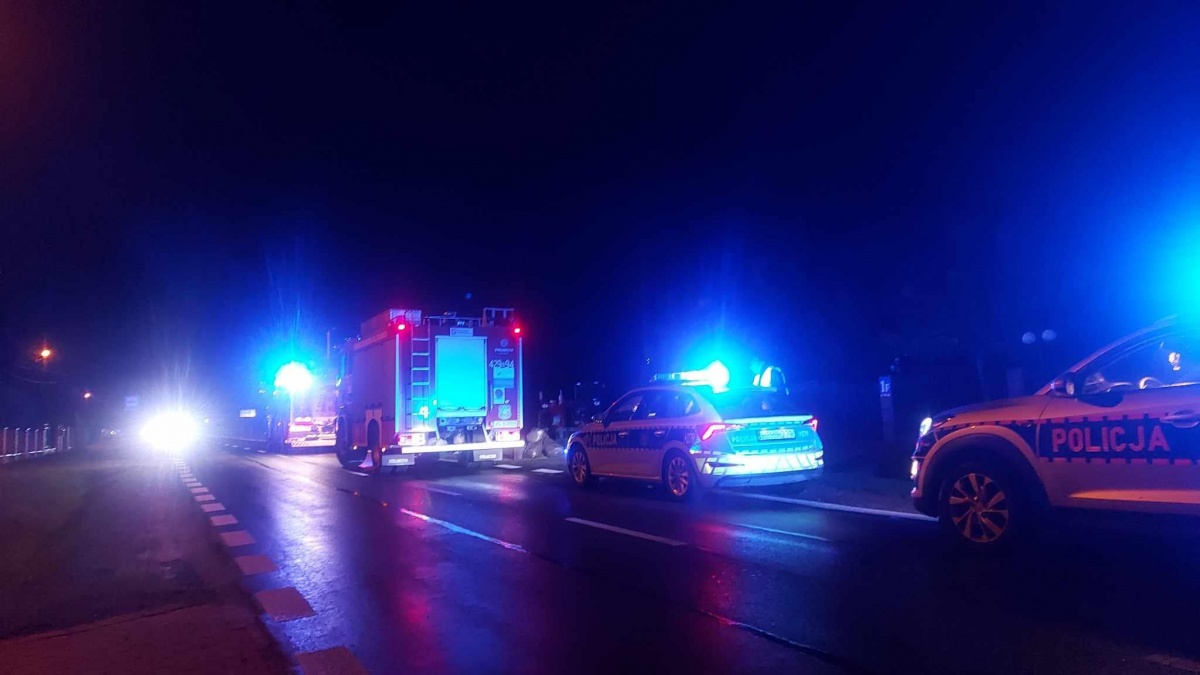 Zjechał z drogi i uderzył w mostek
