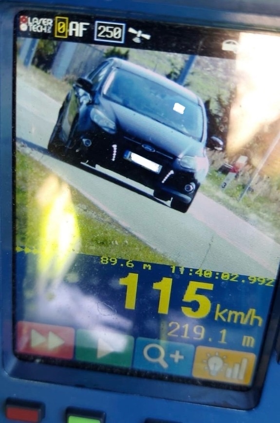 115 km/h w terenie zabudowanym. Po spożyciu alkoholu pędził przez Mokobody