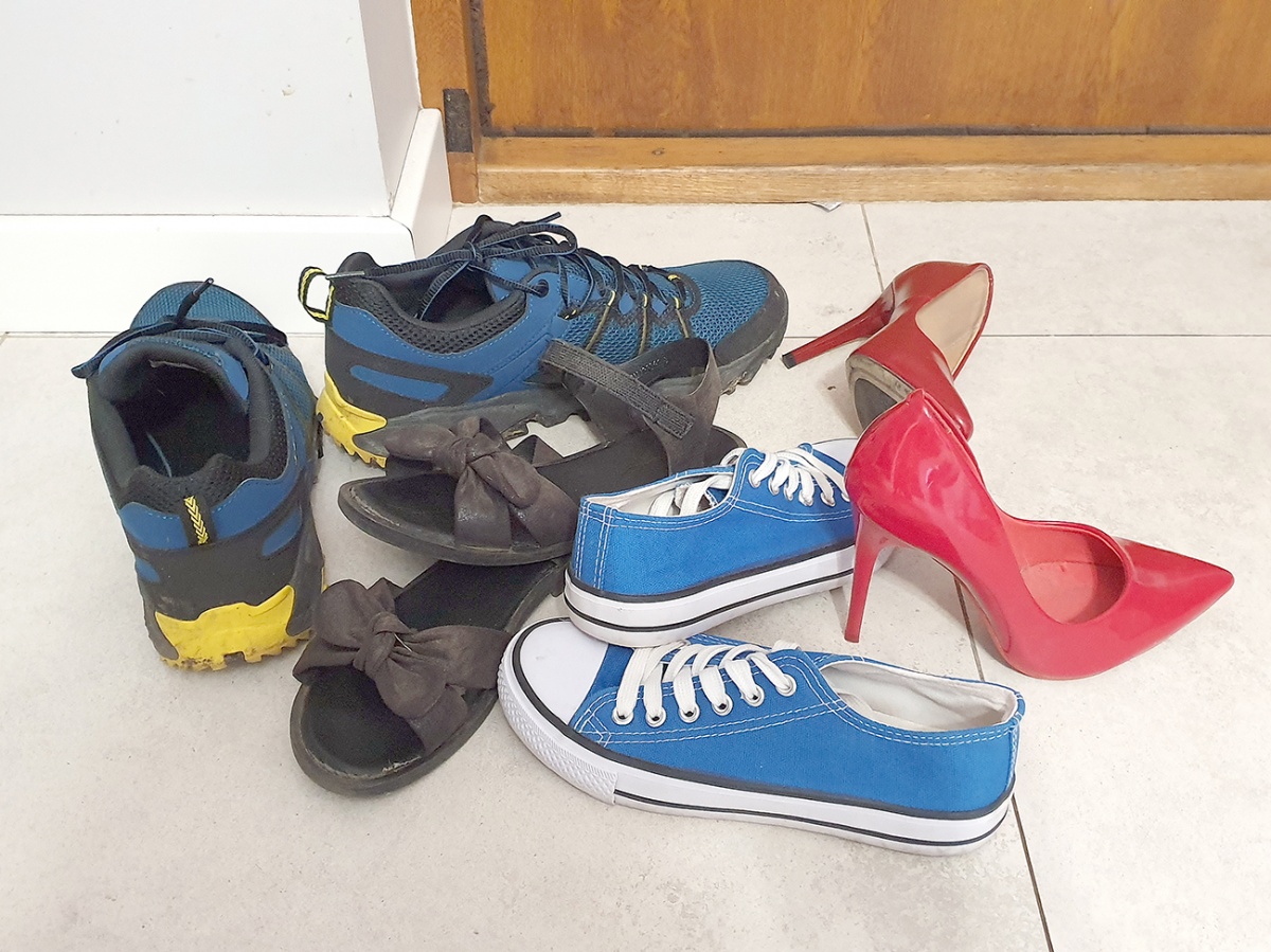 Buty, mydło i powidło, czyli co sąsiedzi wystawiają na klatkach schodowych
