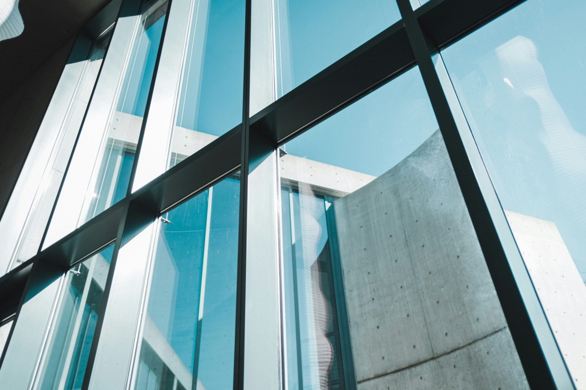 Innowacyjne rozwiązania w architekturze – jak technologia wpływa na komfort życia?