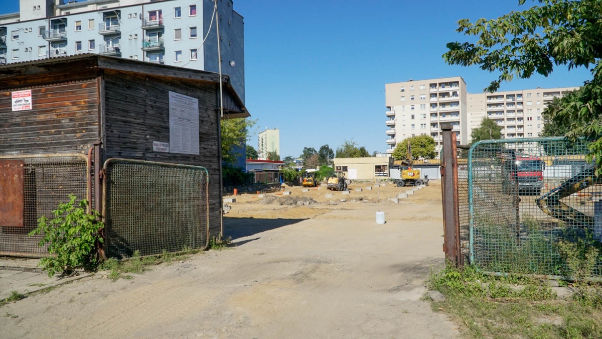 Kolejny etap przebudowy targowiska miejskiego w Siedlcach - znikają stare drewniane i blaszane obiekty