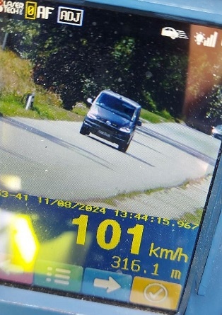 Zagadał się z pasażerem, stracił prawo jazdy
