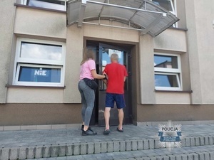 Okradli księdza, który podwiózł ich do domu