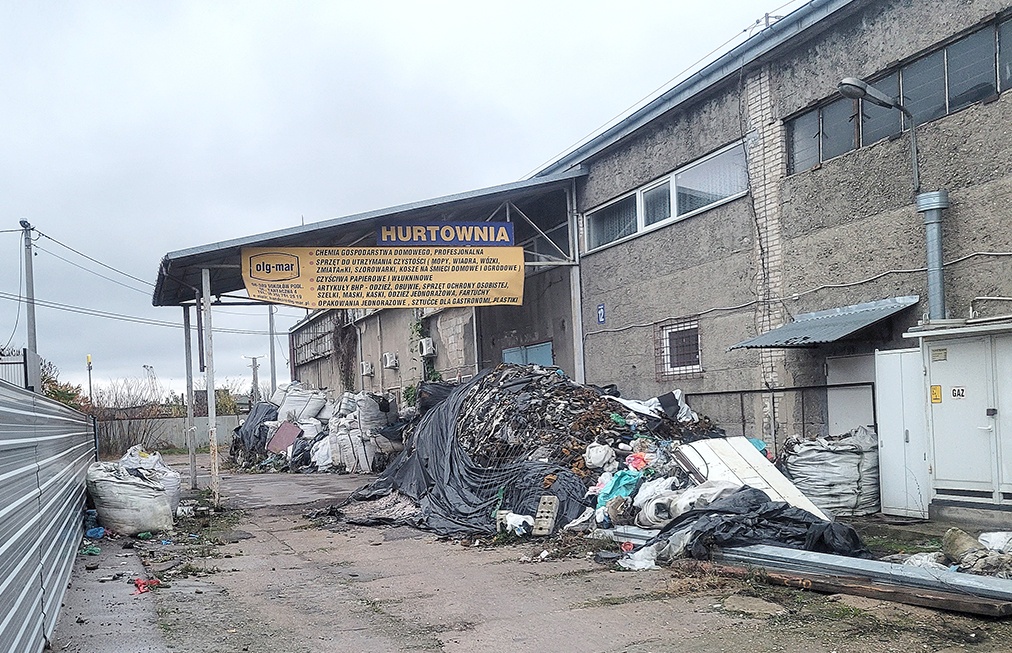 Sokołów Podlaski: W opuszczonej hali i wokół niej, przewraca się 1000 ton śmieci!