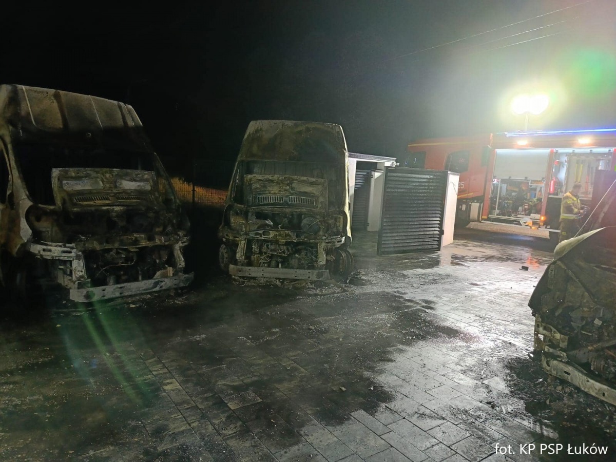 Pożar trzech busów z Zalesiu. Prawdopodobną przyczyną podpalenie