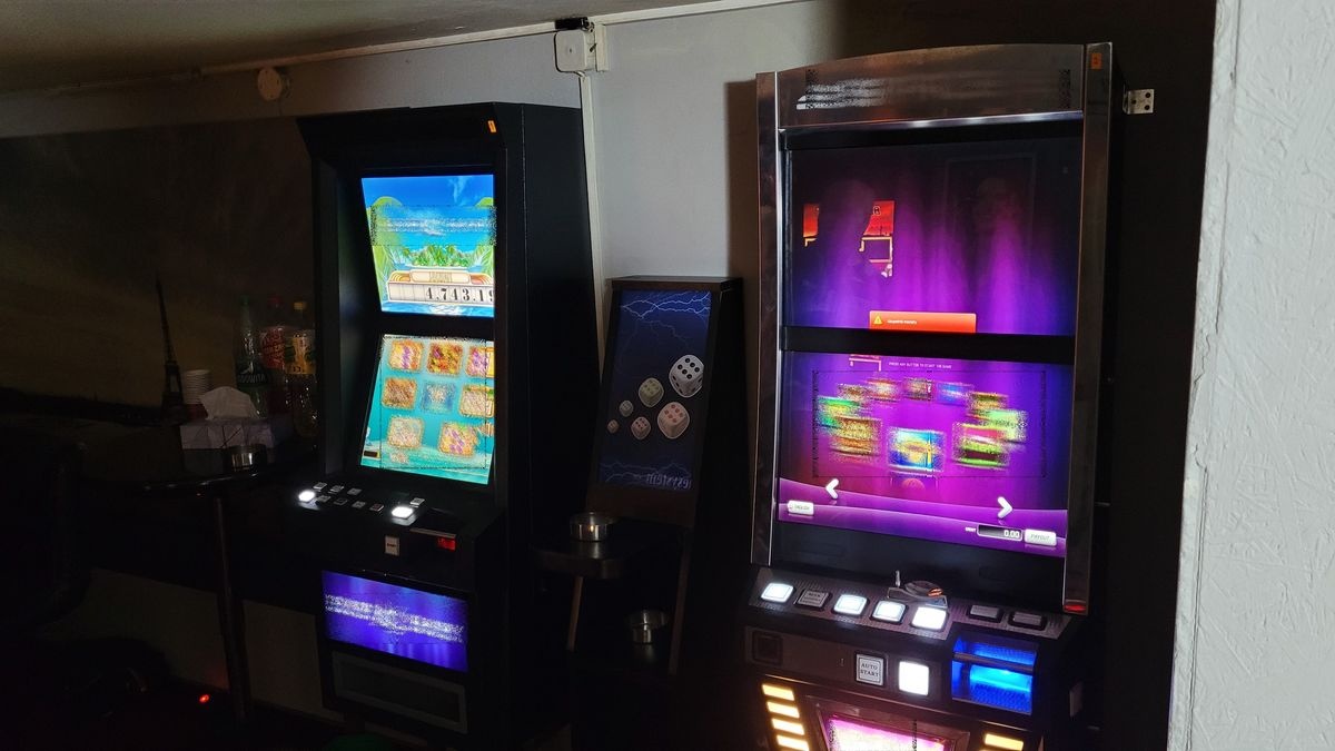 Nielegalne automaty i narkotyki
