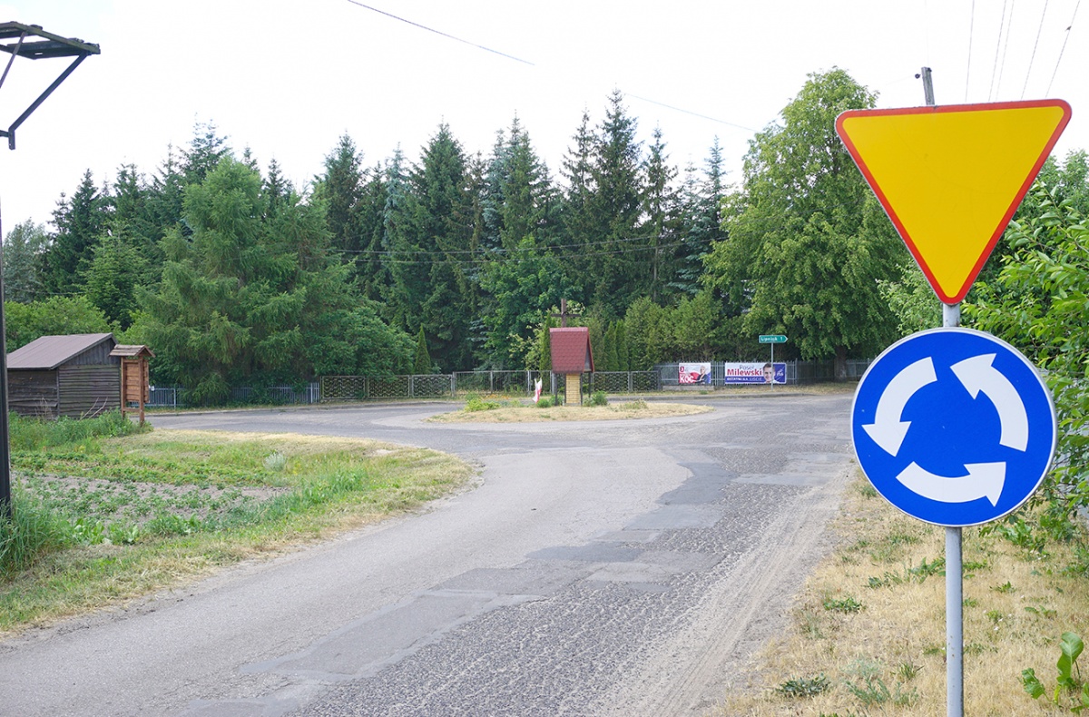 W Stoku Wiśniewskim ktoś notorycznie kradnie znaki drogowe…i montuje własne