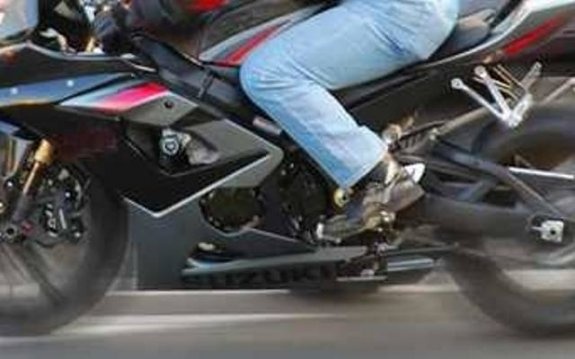 52-letni motocyklista wywrócił się na drodze. Nie miał uprawnień do kierowania tym pojazdem