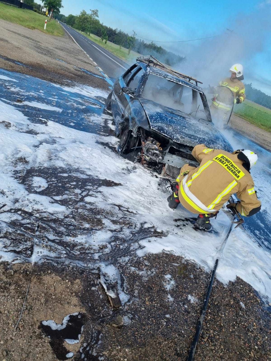 Pożar samochodu na DK63. Opel w płomieniach