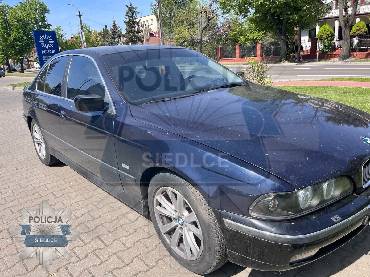 Gdy policjanci dojechali na miejsce, bmw było na autolawecie, a jego kierowca był totalnie pijany