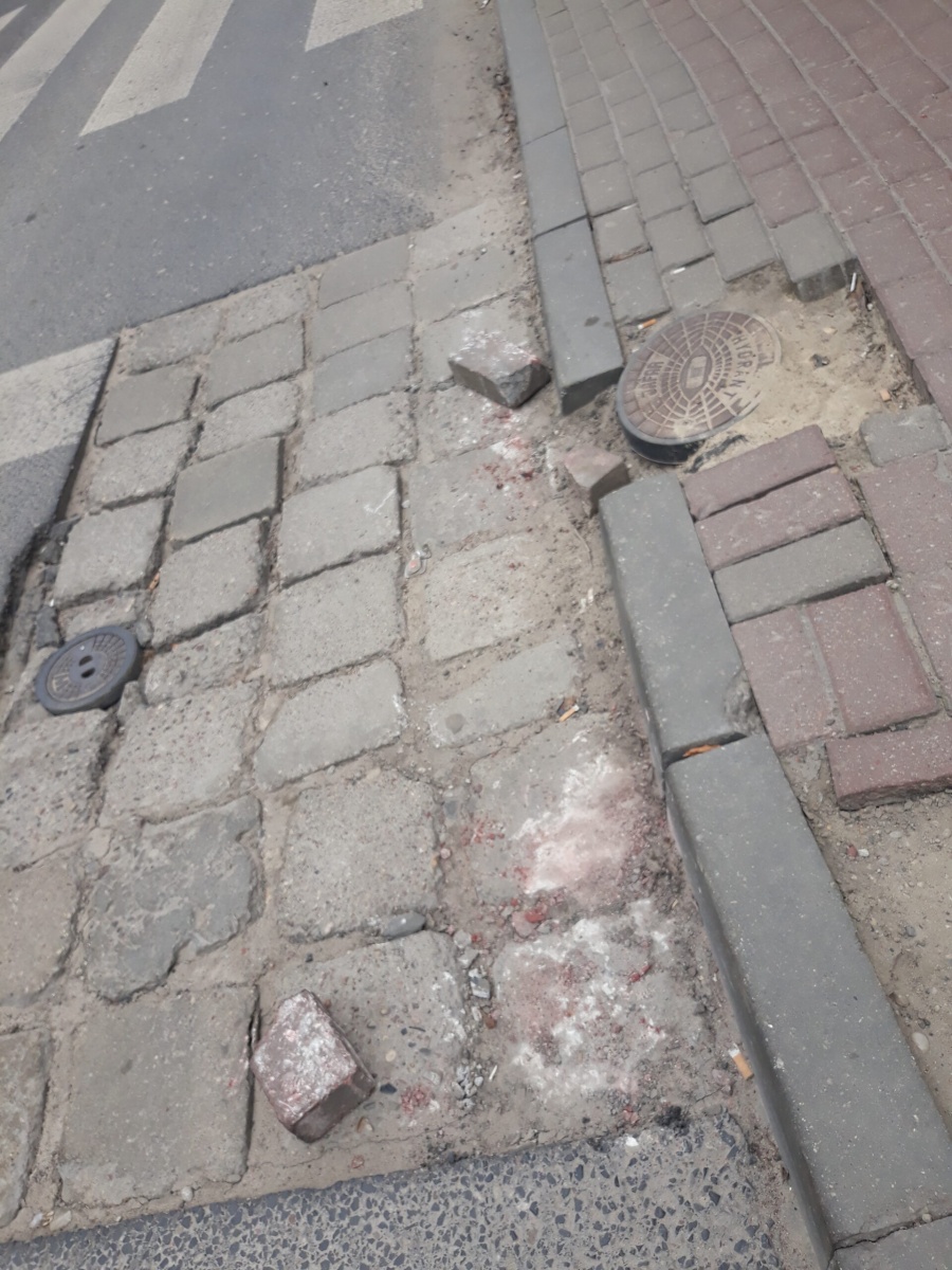 Dziura na dziurze...i porozrzucana kostka brukowa