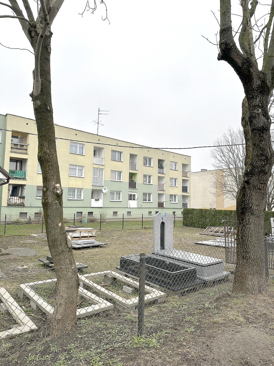 Sokołów Podlaski: Mieszkańcy osiedla Syndykat nie chcą patrzeć na nagrobki, bo mają… Złe skojarzenia
