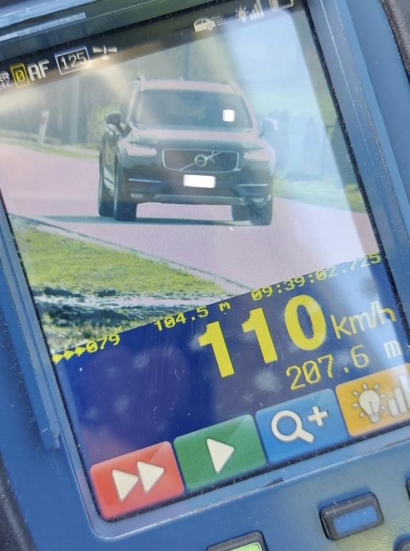 Mokobody: Nie zauważył znaku. W terenie zbudowanym jechał 110 km/h