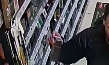 Rozpoznaj sprawcę kradzieży perfum w Rossmanie