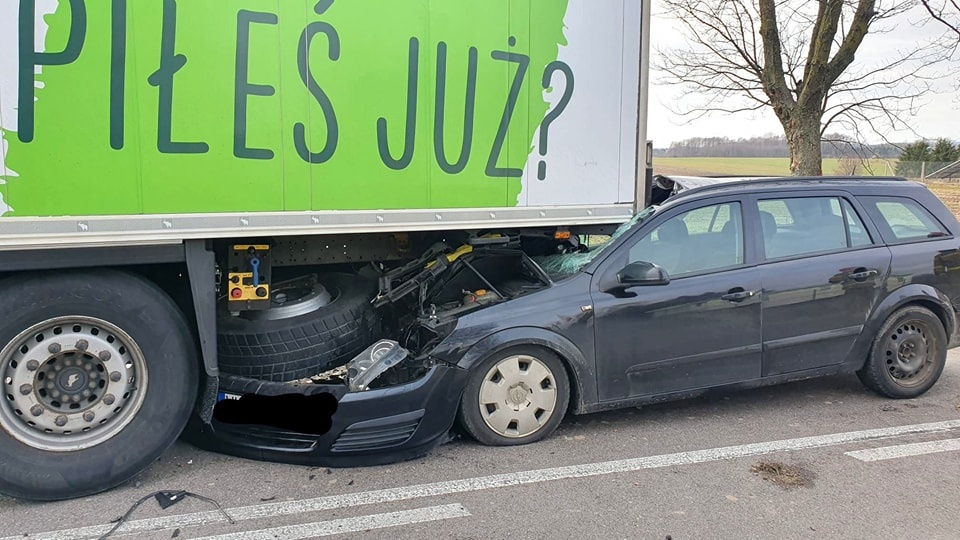 Wypadek w Łosicach. Osobówka wbiła się w naczepę ciężarówki