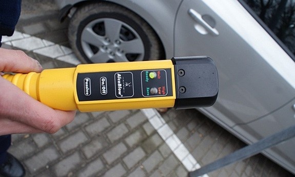 Kierowca z promilami dobijał się do sklepu monopolowego, po czym chciał odjechać