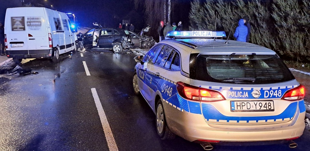 Łuków: zablokowana droga wojewódzka nr 808. Zderzenie busa z dwoma osobówkami - aktualizacja