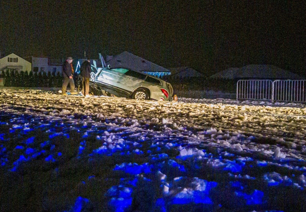 19-latek w audi wyprzedzał na zaśnieżonej drodze. Wpadł w poślizg i doprowadził do czołówki