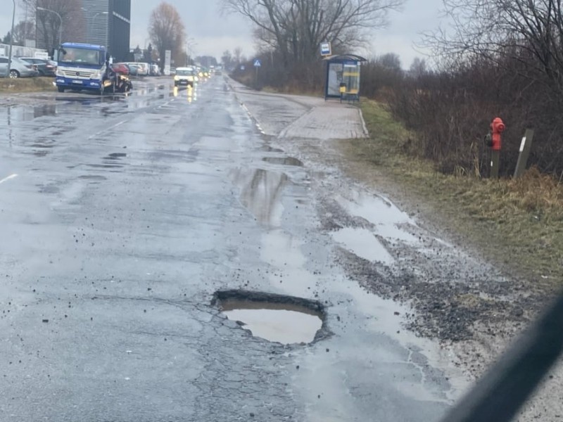 To nie dziury, to leje po bombach