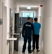 Chłopiec biegł chodnikiem i wzywał pomocy