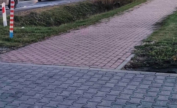 Problem zablokowanych chodników w Strzale