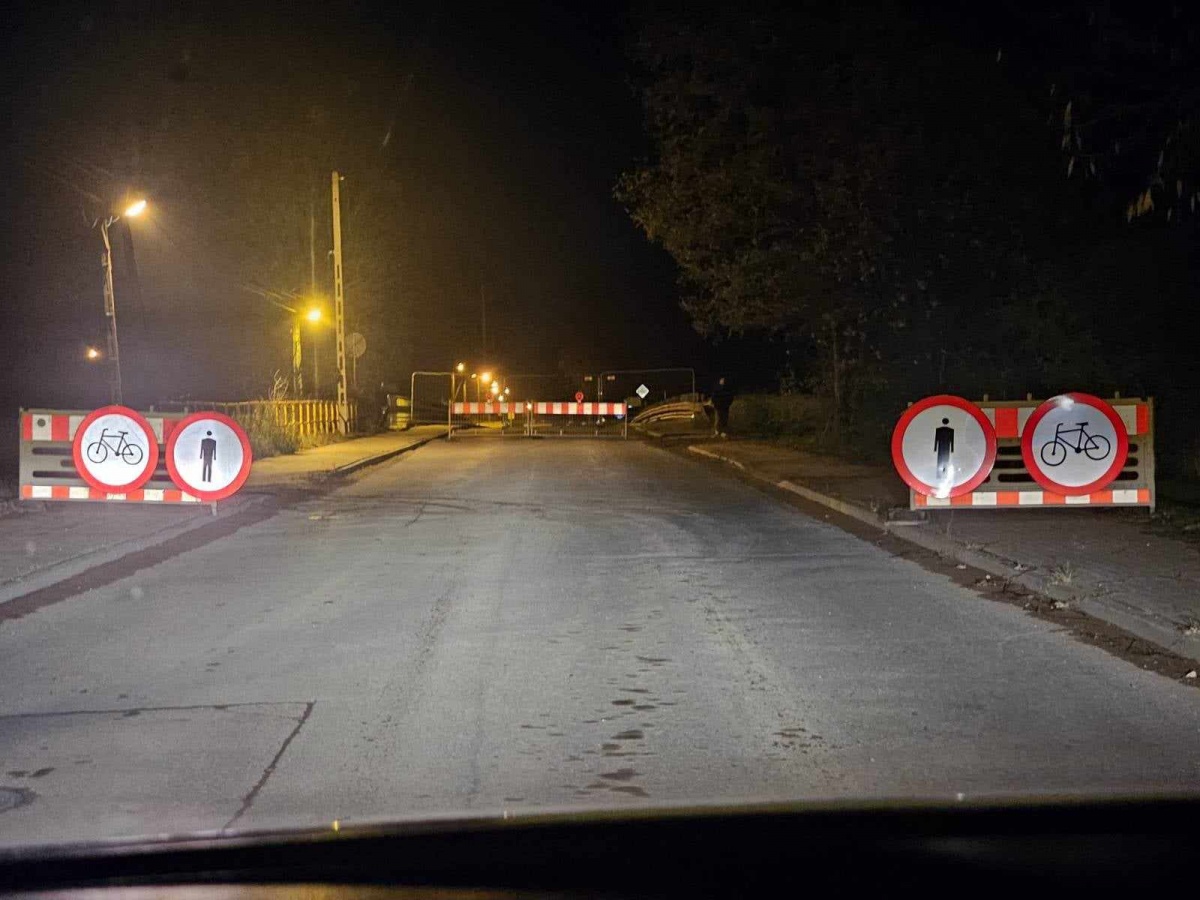 Wiadukt domanicki zamknięty/Asfalt paruje