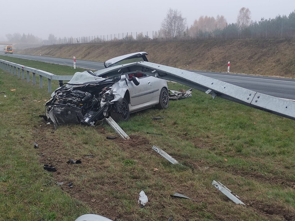 Uderzył w bariery oddzielające pasy ruchu