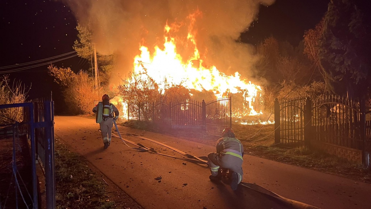 Aktualizacja: Niestety, jest ofiara śmiertelna. Drewniany dom w płomieniach!