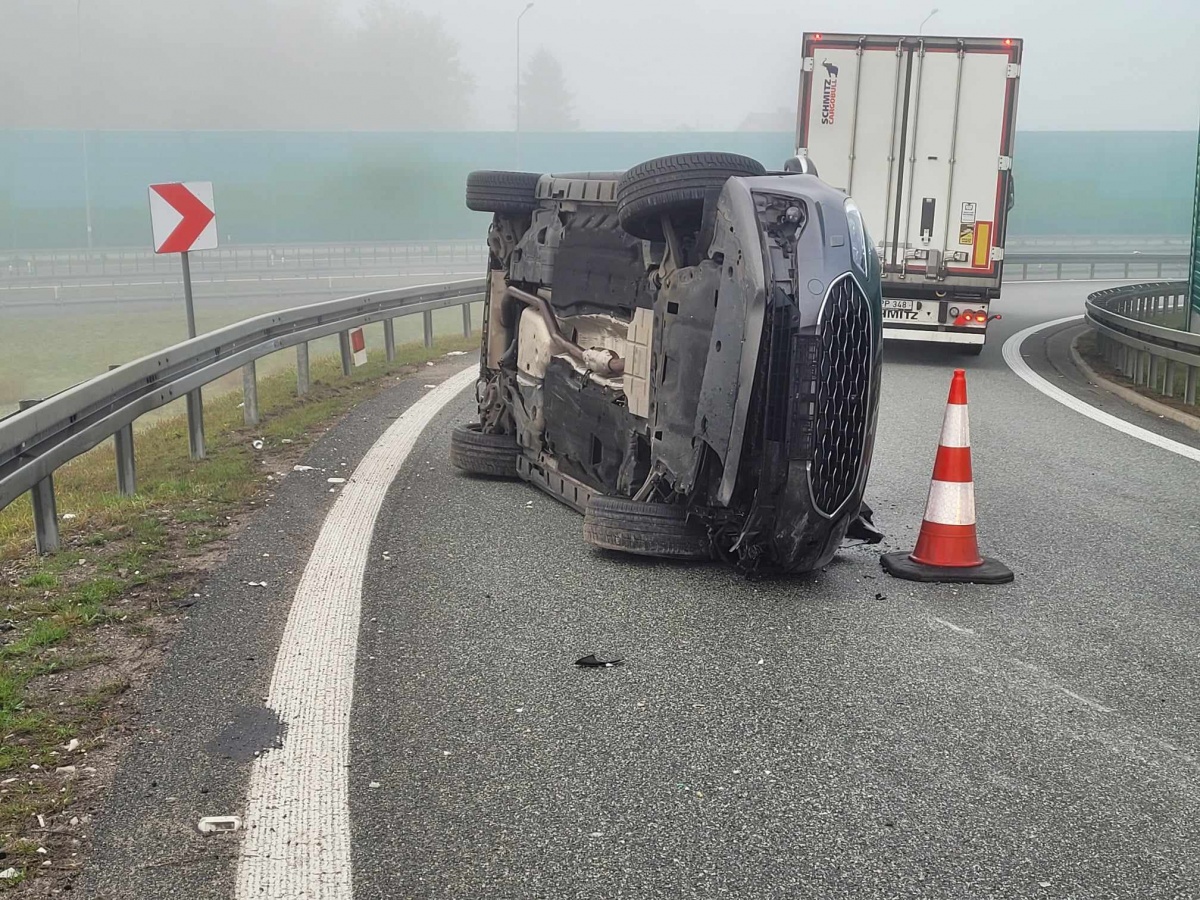 Przewrócony i porzucony pojazd na zjeździe z autostrady