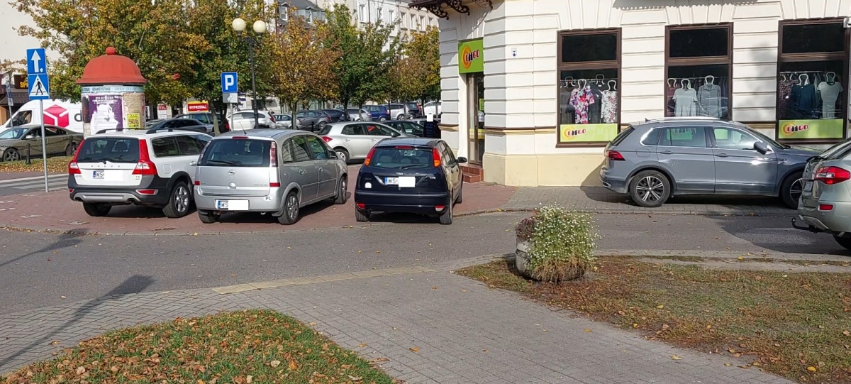 Mistrzowie parkowania - matka z dzieckiem w wózku nie ma jak przejść