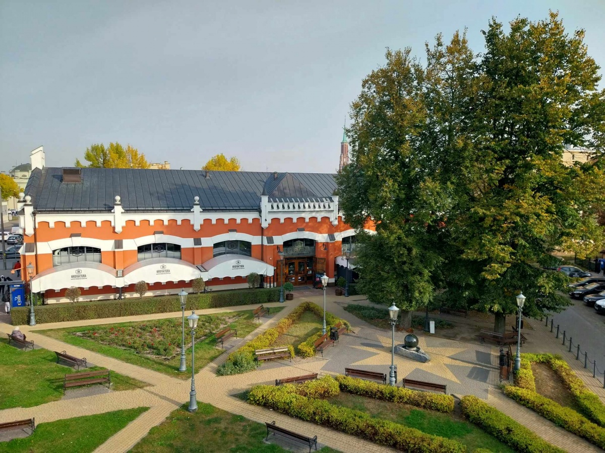 Siedlce: Jest problem z żebrzącymi przy hali targowej. Próbują wymuszać pieniądze