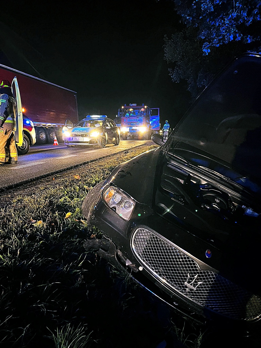 Gręzów: 74-letni kierujący maserati zasnął i zjechał do rowu