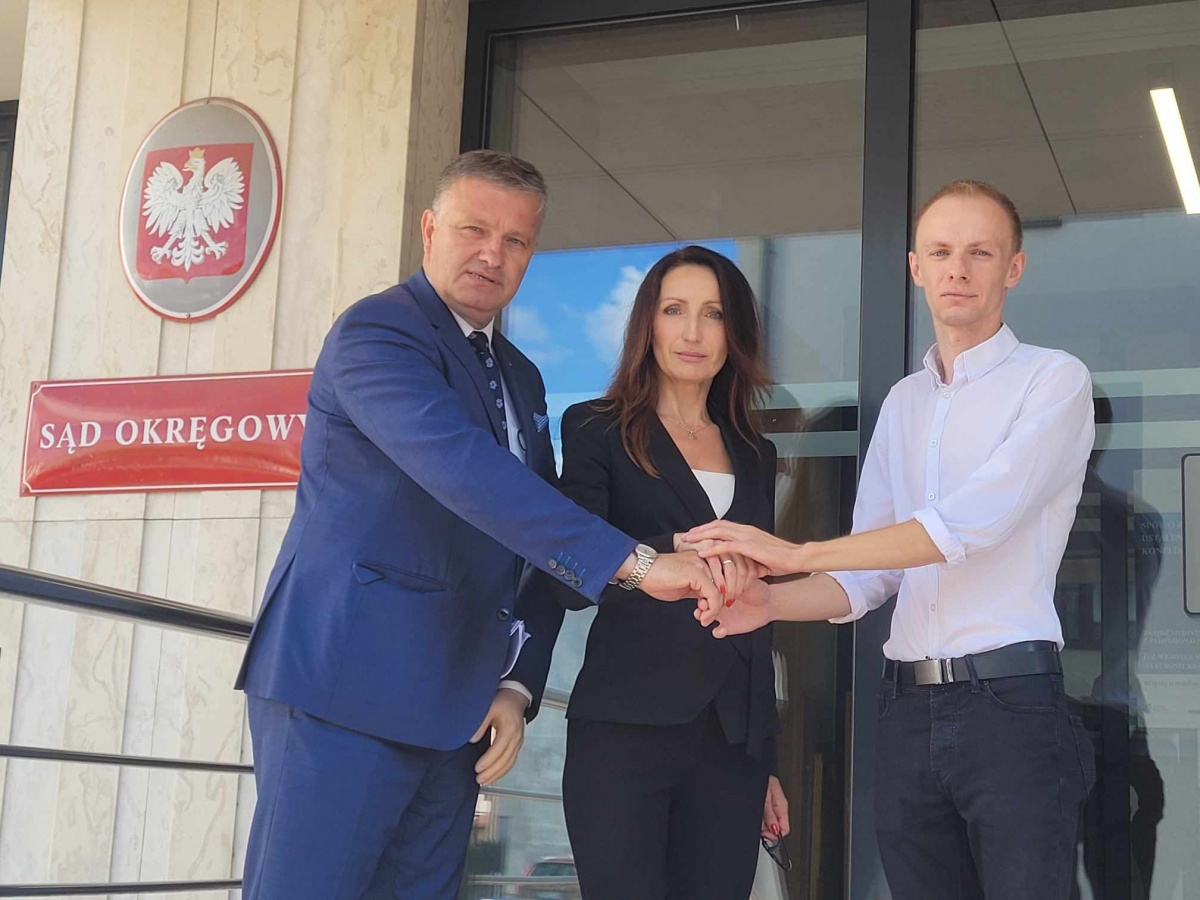 Posłowie PiS i kandydat Lewicy podali sobie ręce