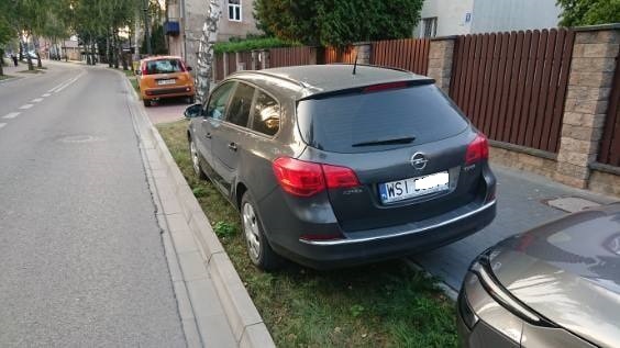 Oficer prasowa siedleckiej policji tłumaczy reakcję patrolu na parkowanie na trawnikach