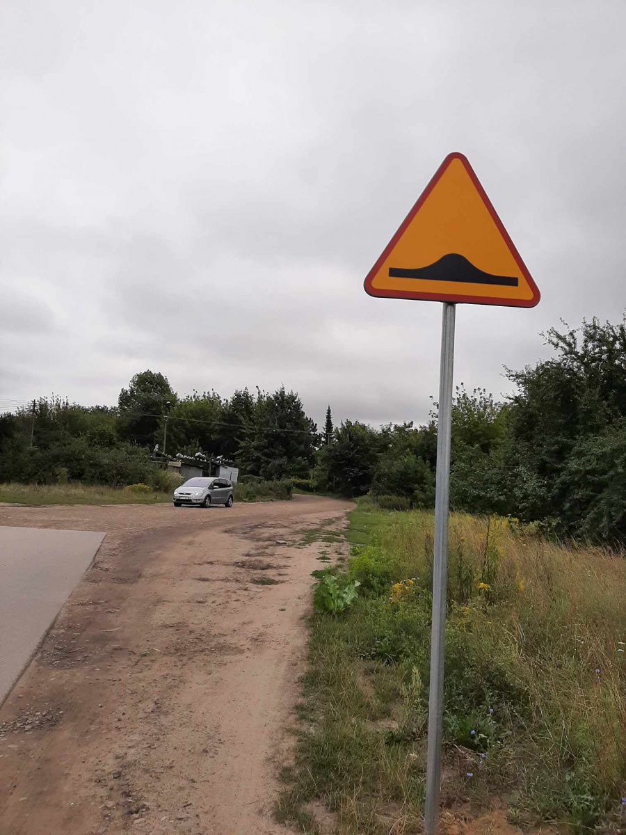 Głupota roku? Próg zwalniający na gruntowej, dziurawej drodze