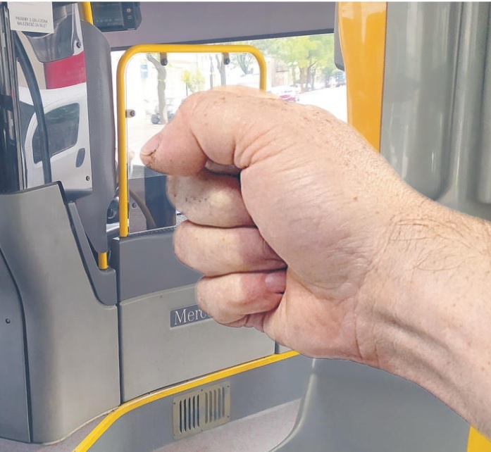 Twierdzi, że uderzył kierowcę autobusu MPK, bo bronił honoru żony