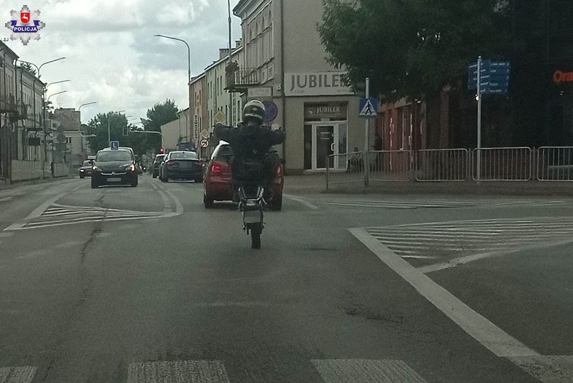 18-latek jeździł motocyklem po Łukowie na jednym kole. Stracił prawo jazdy (film)